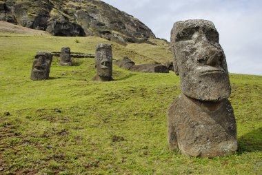 terk edilmiş moai