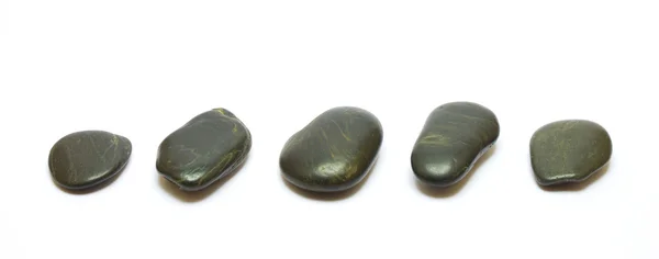 Fila di pietre nere su sfondo bianco — Foto Stock