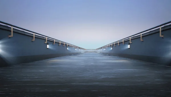 Estrada através da ponte com fundo azul céu — Fotografia de Stock