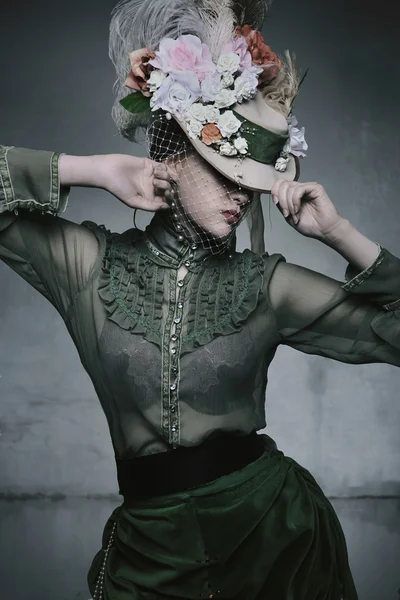 Skönhet kvinna bär gamla gammaldags klänning — Stockfoto