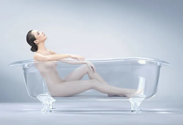 Morena beleza toma um banho — Fotografia de Stock
