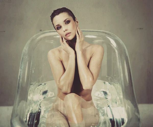 Красива брюнетка розслабляється у ванній — стокове фото