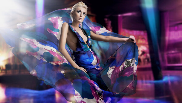 Красивая женщина в великолепном платье на фоне города
