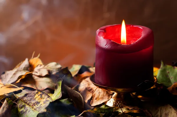 Herbstliches Stillleben. Kerze lizenzfreie Stockbilder