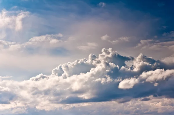 Облака в солнечном свете — стоковое фото