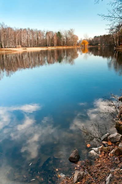 Lugar tranquilo en el lago —  Fotos de Stock