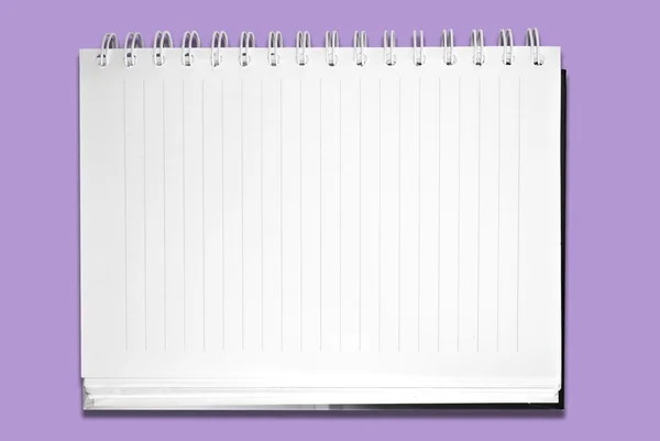 Leeres Notizbuch auf farbigem Hintergrund — Stockfoto