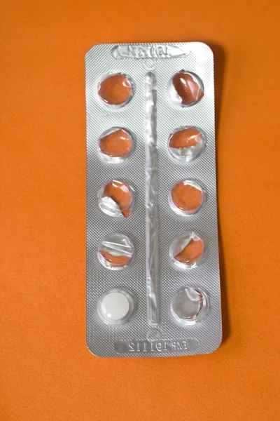 Белая таблетка внутри упаковки — стоковое фото