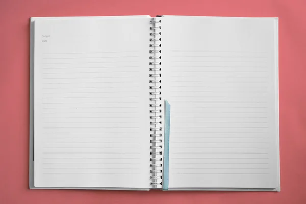 Cuaderno en blanco sobre fondo rosa . — Foto de Stock