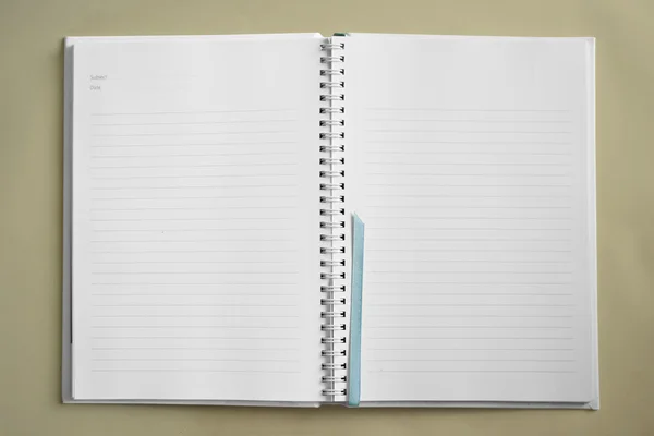 Caderno em branco sobre fundo creme — Fotografia de Stock
