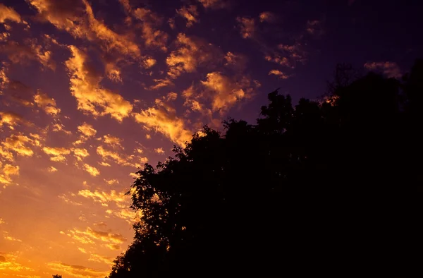 Güzel gökyüzü tepe silueti ile — Stok fotoğraf