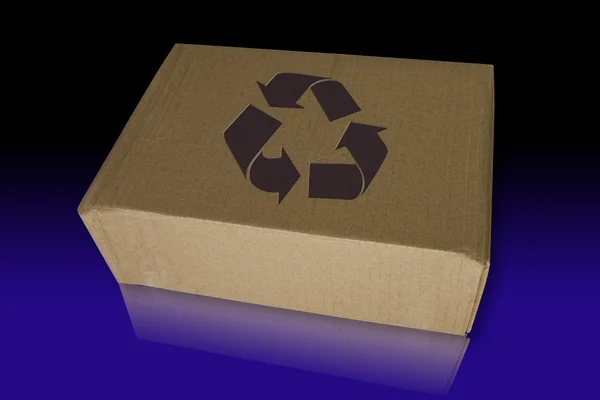 Recyclingbox auf dunkelblauem reflektiertem Boden — Stockfoto