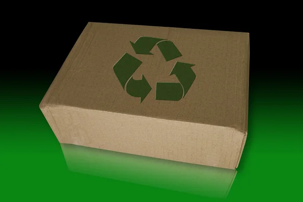 Caja de reciclaje en el suelo reflejado verde . — Foto de Stock