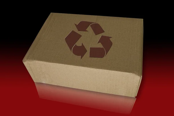 Recyclingbox auf rotem reflektiertem Boden — Stockfoto