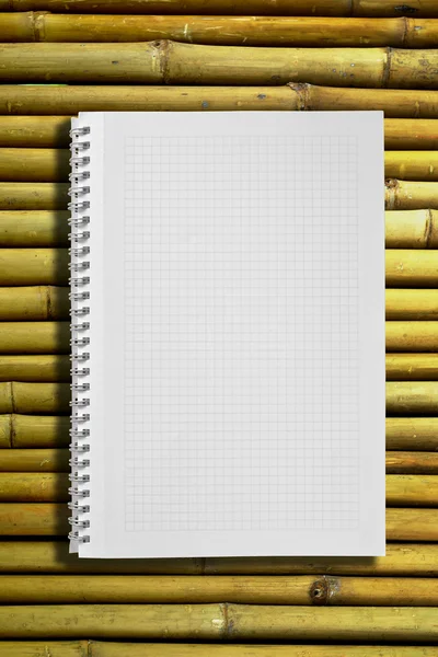 Cuaderno en blanco sobre fondo de bambú —  Fotos de Stock