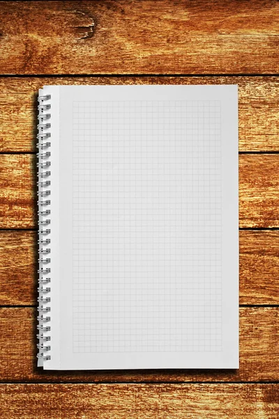 Cuaderno en blanco sobre la mesa de madera — Foto de Stock