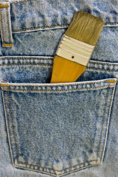 Escova dentro do bolso de Jeans — Fotografia de Stock