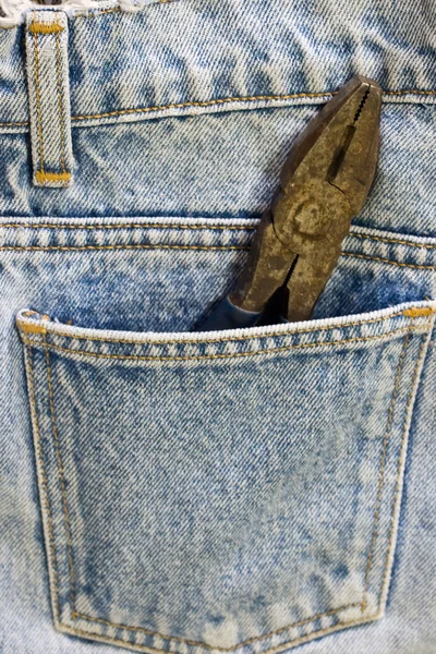 Chave dentro do bolso de jeans — Fotografia de Stock