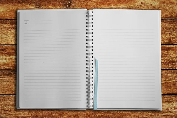 Notebook em branco na mesa de madeira — Fotografia de Stock