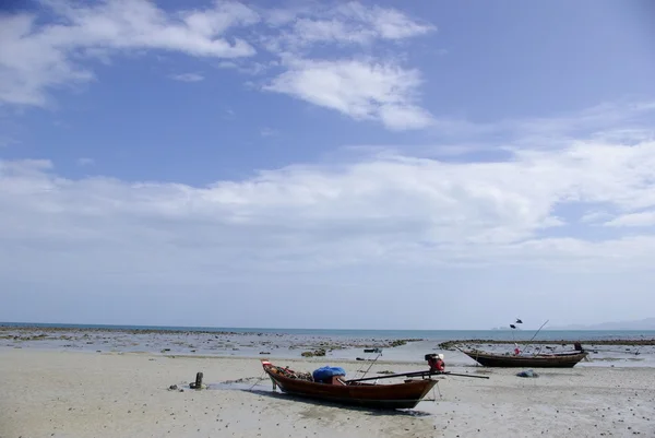 Barco na praia com céu agradável — Fotografia de Stock