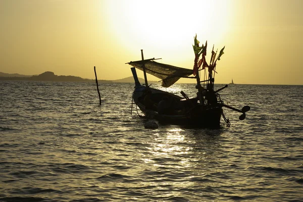 Рибальський човен з заходом сонця — стокове фото