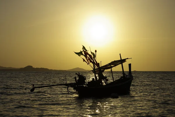 Barco pescador con puesta de sol — Foto de Stock