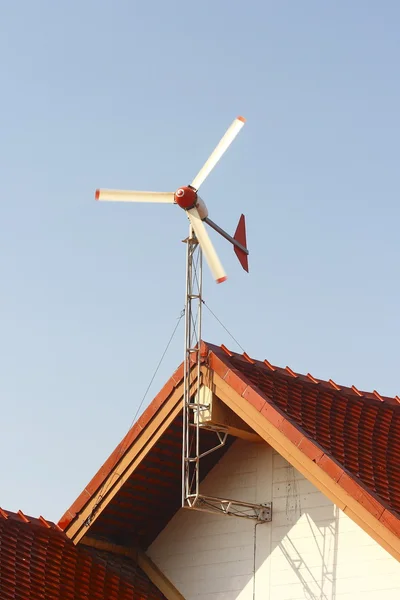 Ветрогенератор на верхней крыше — стоковое фото