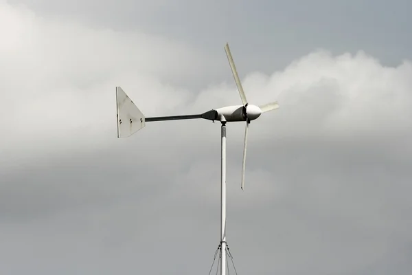 Turbina eólica branca com céu nublado — Fotografia de Stock