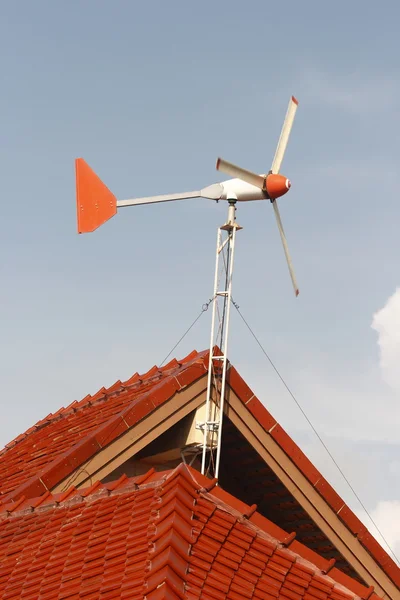 顶尖屋顶上的风力发电机组 — 图库照片