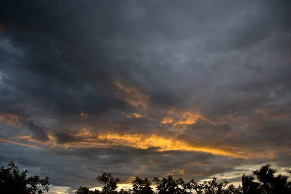 Altın ışık üstünde belgili tanımlık bulut — Stok fotoğraf