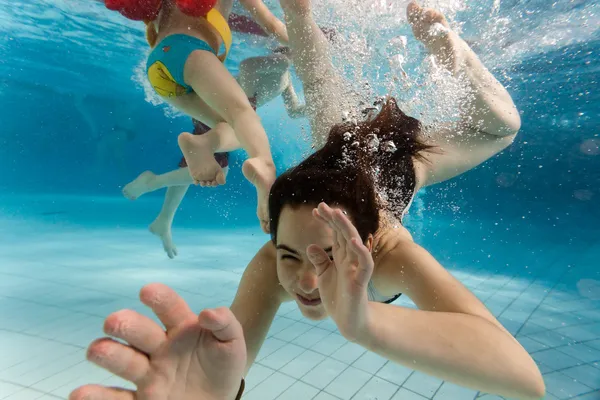 Bambini che nuotano sott'acqua — Foto Stock