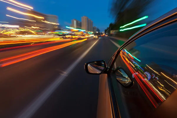 Auto rijden snel in de stad van de nacht — Stockfoto