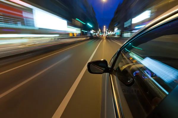 Carro dirigindo rápido na cidade da noite — Fotografia de Stock