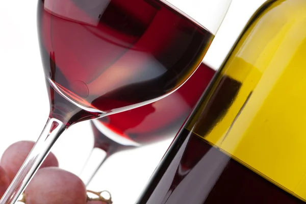 Два келихи з темно-червоним вином на білому тлі — стокове фото