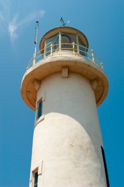 Deniz feneri mavi gökyüzü karşı