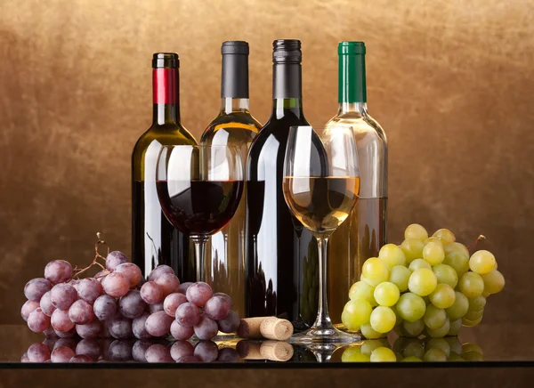 Butelki, kieliszki i winogron — Zdjęcie stockowe