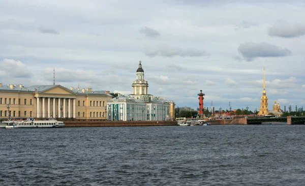 Saint-Pétersbourg. Une sorte de quai universitaire et le pont du palais Images De Stock Libres De Droits