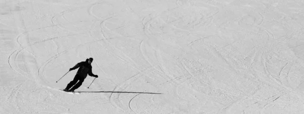 斜面のスキーヤー — ストック写真