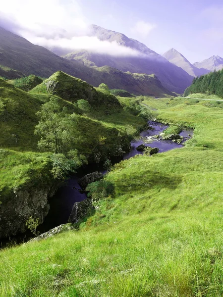 산의 푸른 잔디 — 스톡 사진