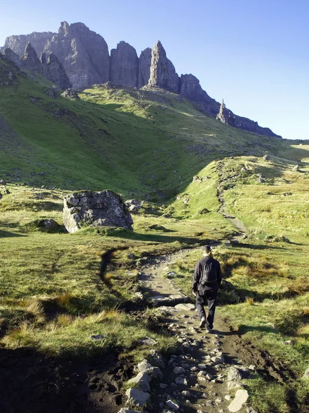 Jonge man wandelen in de bergen — Stockfoto