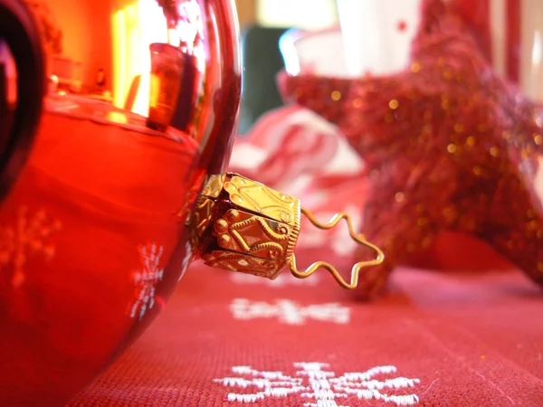 Röd jul boll med stjärna hängare — Stockfoto