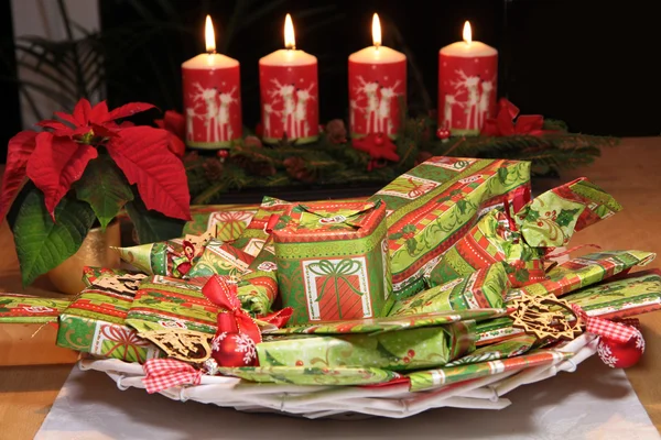 Karácsonyi ajándékok és dekoratív gyertyák — 스톡 사진