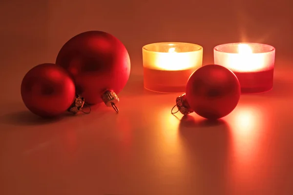 Kırmızı Noel topları ve mumlar — Stok fotoğraf