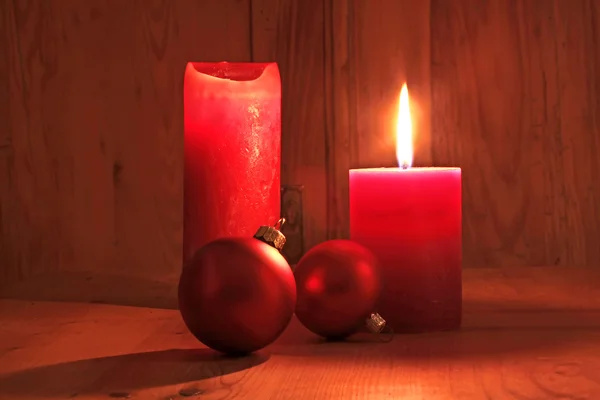 Rött ljus och julgranskulor — Stockfoto