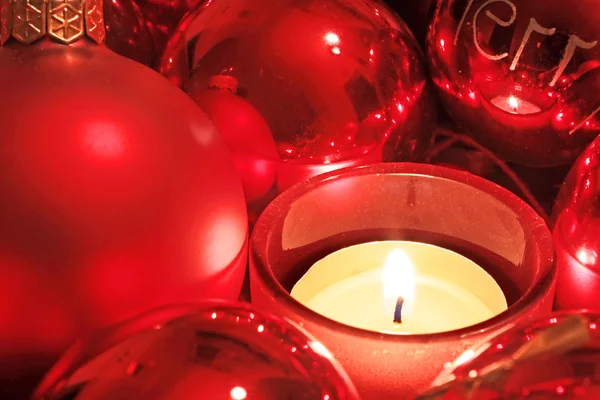 Червоні різдвяні кульки та чайне світло — стокове фото
