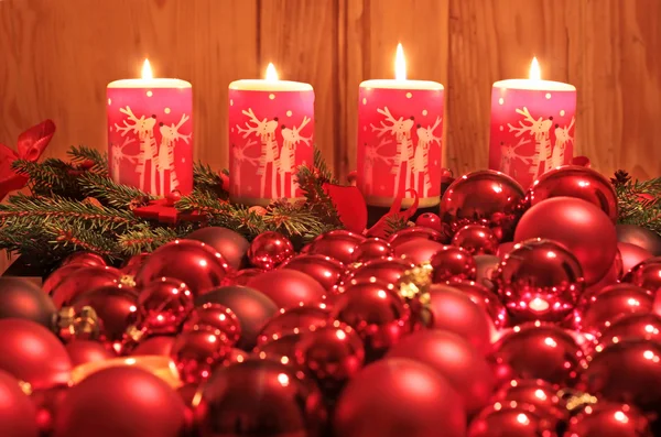 Bougies de l'Avent et boules de Noël — Photo