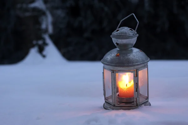 Branden in de sneeuw lantaarn — Stockfoto