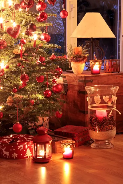 Aydınlatılmış Noel ağacı — Stok fotoğraf