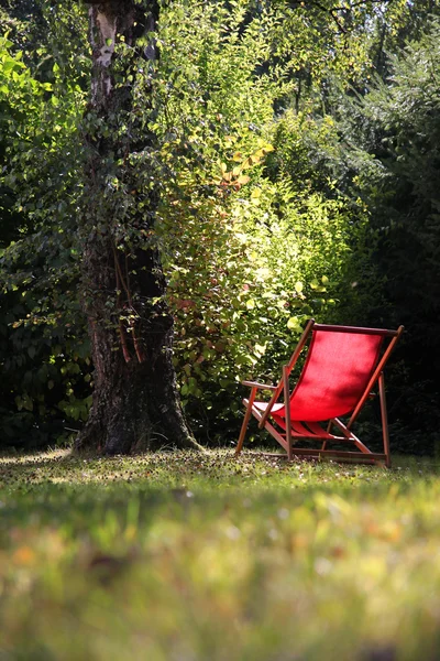 Cadeira de praia vermelha — Fotografia de Stock