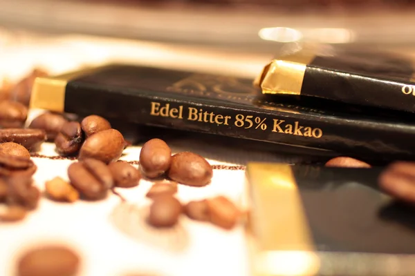 Chocolate com grãos de café — Fotografia de Stock